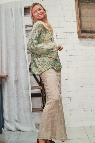 La Bottega Di Brunella open, wave textured linen, box fit top. Features a wide boatneck and long sleeve.