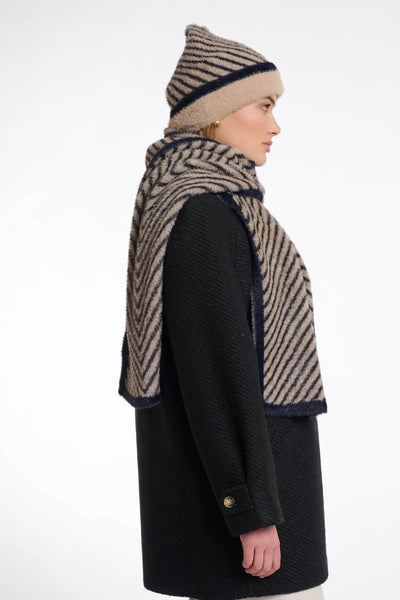 RINO & PELLE SCARF SUPER SOFT STRETCH CHERVRON BLACK BORDER 5002511 NEETJE